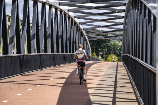 De Massover cycle path bridge, over the Meuse south of Nijmegen, near Cuijk, part of the MaasWaalpad long-distance cycle path, 12 km between Nijmegen and Cuijk, built in 2021, for 15 million euros, Meuse river crossing for cyclists and pedestrians, part of a cycle path network, used by many commuters, next to a railway bridge, Netherlands