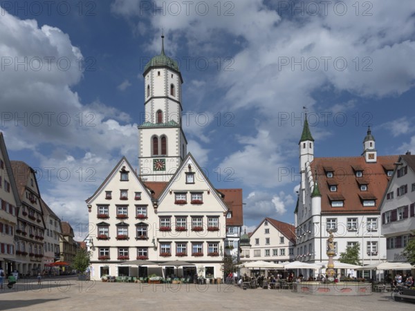 Market square with St Martin's Church, gabled houses and the new town hall on the right, Biberach, Baden-Württemberg, Germany