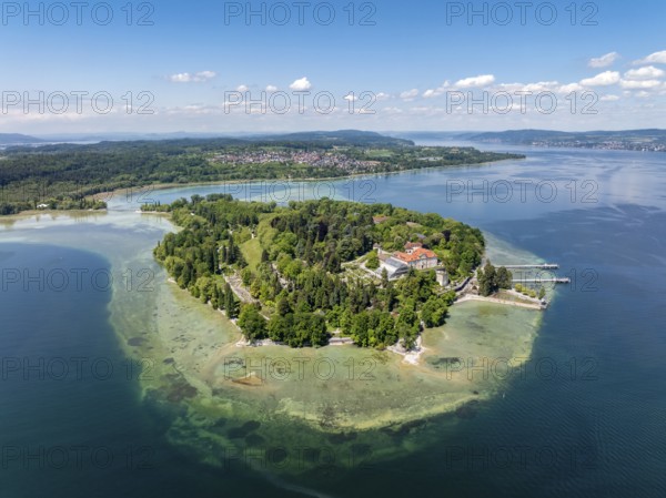 Die Insel Mainau im Bodensee mit dem Schiffanleger und dem barocken Schloss Mainau, erbaut zwischen 1739 und 1746, dahinter die Ortschaft Litzelstetten, Luftbild, Landkreis Konstanz, Baden-Württemberg, Deutschland