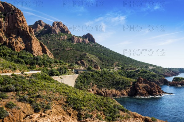 Picturesque coast and red rocks, near Anthéor, Saint-Raphaël, Massif de l'Esterel, Esterel Mountains, Département Var, Cote d'Azur, Provence-Alpes-Côte d'Azur, France