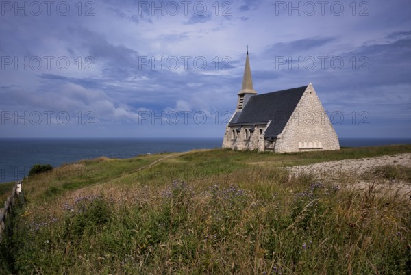 Church Chapelle Notre Dame de la Garde, Étretat, cliff, cliff, chalk cliffs, alabaster coast, La Côte d'Albâtre, Normandy, Seine-Maritime, France