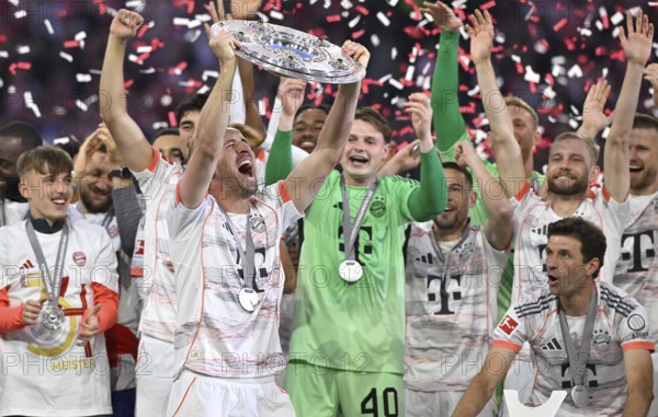 FC Bayern Munich FCB celebrates 34th championship title, championship celebration, championship trophy, trophy, cup, Harry Kane (09) Goalkeeper Jonas Urbig (40) Thomas Müller (25) Allianz Arena, Munich, Bavaria, Germany