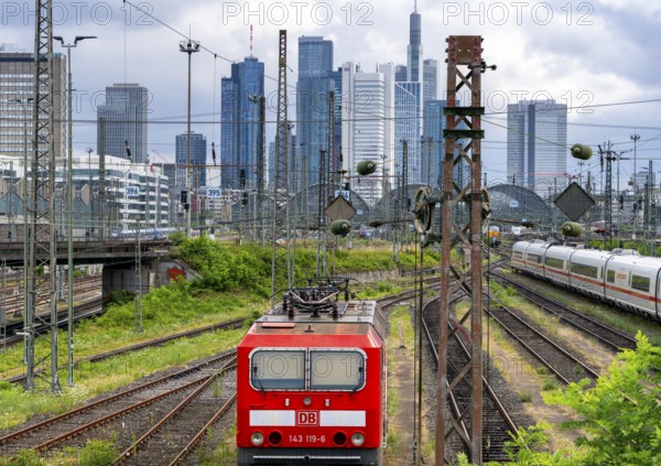 Bridge at Camberger Straße, Galluswarte, Deutsche Bahn, tracks and trains with the skyline of Frankfurt am Main, Hesse, Germany