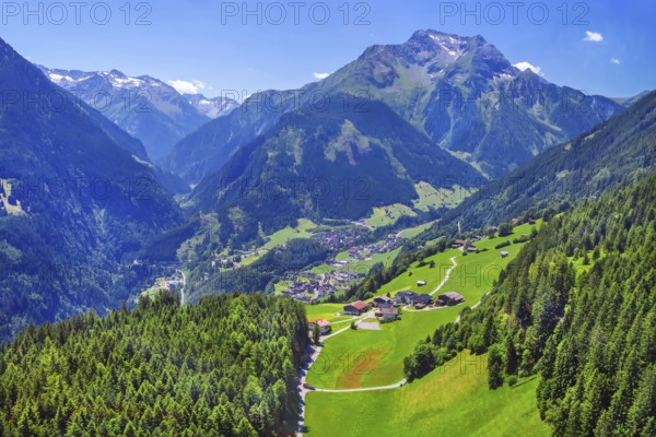 Mountain panorama with view of Finkenberg and the Grinberg peaks 2884m, Mayrhofen, Zillertal, Zillertal Alps, Tyrol, Austria
