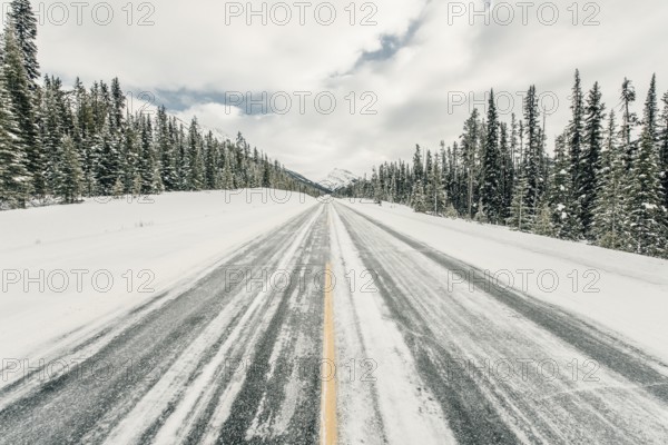 Winter road trip on the Icefields Parkway with lots of snow and ice, Banff National Park, Jasper National Park, Alberta, Canada