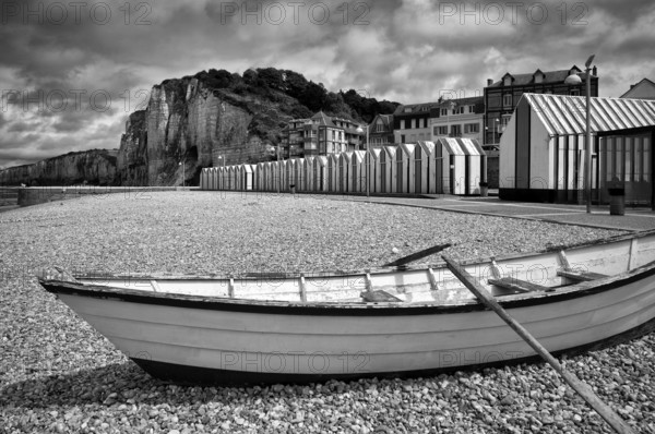 Rowing boat on the beach, pebble beach, beach huts, beach cabins, bathing cabins, cabins, black and white, Yport, cliffs, cliffs, chalk cliffs, alabaster coast, La Côte d'Albâtre, Normandy, Seine-Maritime, France