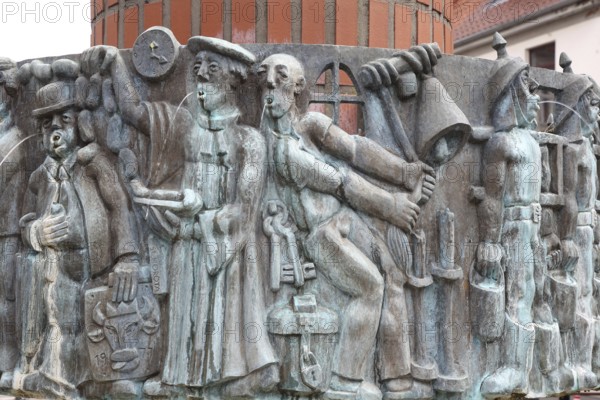 Fountain Mr Pastor sien Kauh Stephan Horota 1979 with bull figure, homage to a Low German folk song, modern art, bronze sculpture, bell, gargoyle, water jets, Schlachtermarkt, Schwerin, Mecklenburg-Vorpommern, Germany