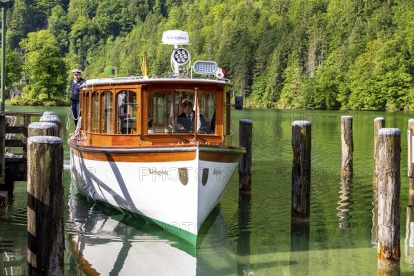 Excursion boat at Königssee, Berchtesgaden National Park, Schönau am Königssee, Berchtesgadener Land, Upper Bavaria, Bavaria, Germany