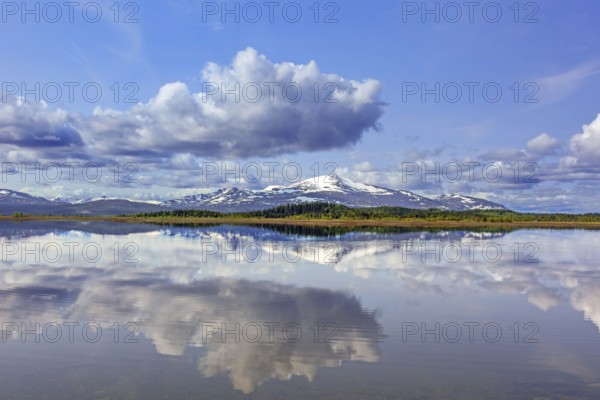 Mountain peak Storsnasen in the Snasahögarna mountain range reflected in Lake Ånnsjön, Jämtland County, western Sweden, Scandinavia