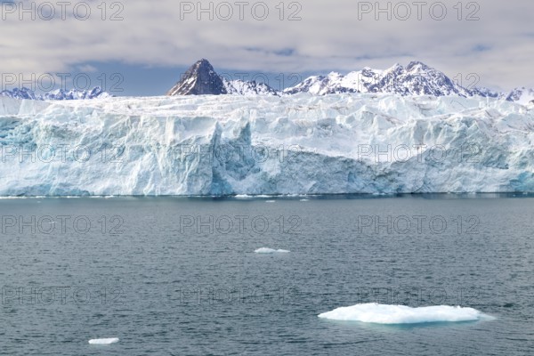 Glacier tongue, ice, mountain peak, snow, Lillienhöökbreen, Spitsbergen, Svalbard