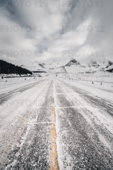 Winter road trip on the Icefields Parkway with lots of snow and ice, Banff National Park, Jasper National Park, Alberta, Canada