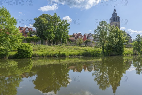 St. Crucis Church, Bad Sooden, Allendorf, Allendorf district, church tower, tower clock, town wall, half-timbered houses, water reflection, river bank, trees, blue sky, cumulus clouds, Werra-Meissner district, Hesse, Germany