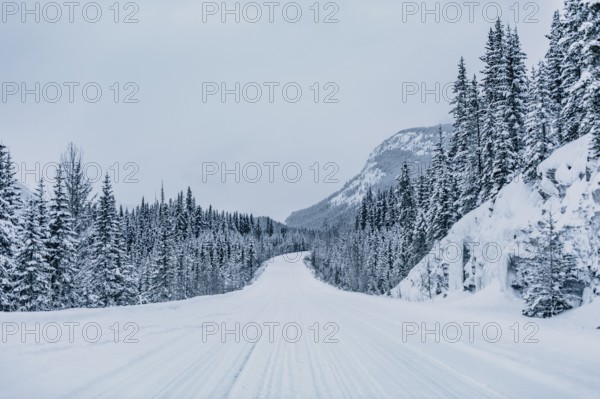 Winter road trip on the Icefields Parkway with lots of snow and ice, Banff National Park, Jasper National Park, Alberta, Canada