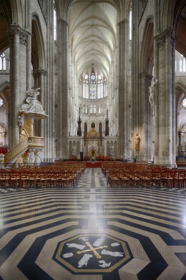 Interior view, floor labyrinth, commemorative plaque in honour of the builders and master builders of the cathedral, nave, choir, Cathédrale Notre-Dame d'Amiens, Amiens, Somme, France