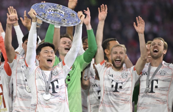 FC Bayern Munich FCB celebrates 34th championship title, championship celebration, championship trophy, trophy, cup, Min-jae Kim (03) Goalkeeper Jonas Urbig (40) Konrad Laimer (27) Harry Kane (09) Allianz Arena, Munich, Bavaria, Germany