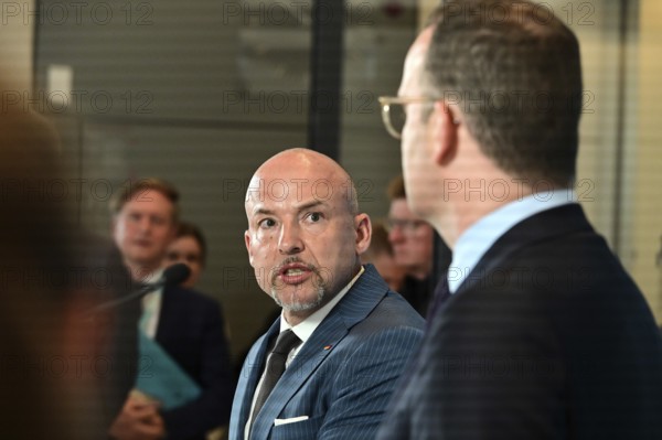 On the right, the chairman of the CDU/CSU parliamentary group, Jens Spahn (CDU), and his deputy Alexander Hoffmann (CSU) at the weekly press statement in front of the parliamentary group meeting room in the Reichstag. This time it was about the expert opinion on the purchase of masks, among other things