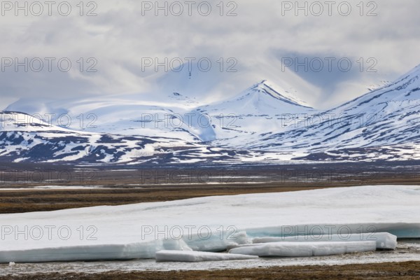 Kropotkinfjellet, ice, snow-covered mountains, Aventdalen, Longyearbyen, Spitsbergen, Svalbard