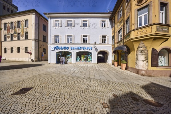Sanitätshaus Hermann Pohlig, square, cobblestones, historic building, facade, windows, doors, blue sky, cirrostratus clouds, town hall square, Bad Reichenhall, district Berchtesgadener Land, Bavaria, Germany