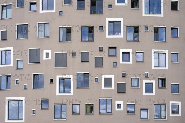 Hausfassade mit vielen unterschiedlichen Fenstern, Detailansicht, Formatfüllend, GZT Gästehaus der Universitätsklinik Tübingen, moderne Architektur, Baden-Württemberg, Deutschland