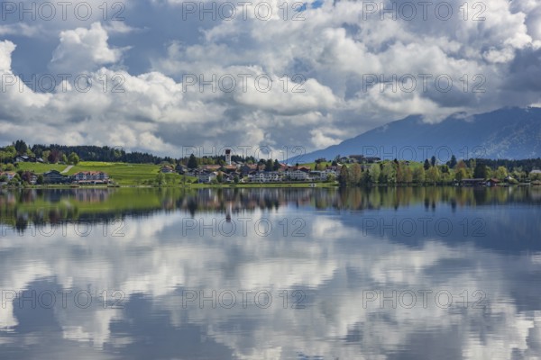 Lake Hopfensee, behind it Hopfen am See, near Füssen, Ostallgäu, Allgäu, Bavaria, Germany