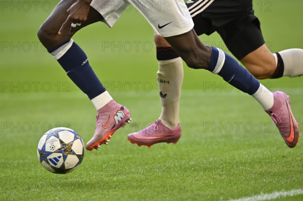 Nike versus Adidas, logo, close-up detail, cut-out, duel, action Pape Matar Sarr Tottenham Hotspur Spurs (29) Joshua Kimmich FC Bayern Munich FCB (06) Telekom Cup Allianz Arena, Munich, Bavaria, Germany
