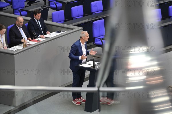 Christoph Schmidt (SPD) speaks on the Gaza war item on the agenda of the eleventh session of the Bundestag