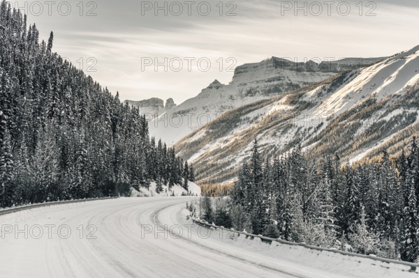 Winter road trip on the Icefields Parkway with lots of snow and ice, Banff National Park, Jasper National Park, Alberta, Canada