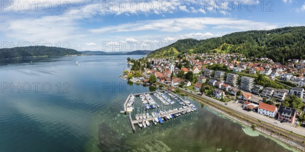 Luftbild, Panorama von der Ortschaft Sipplingen am Bodensee bei sommerlicher Vegetation, gegenüber der Bodanrück, Bodenseekreis Baden-Württemberg, Deutschland