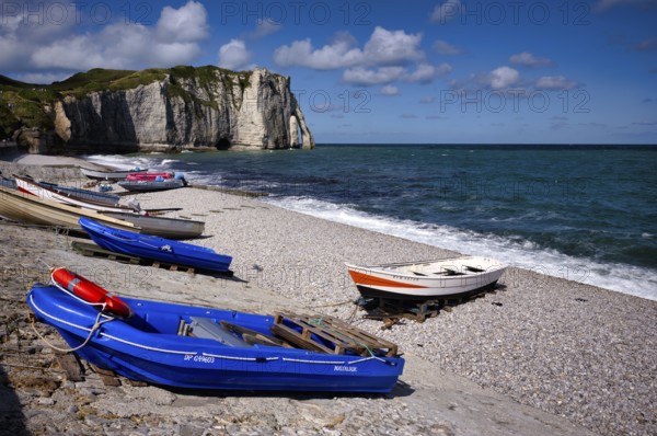 Boats, colourful, colourful, lying on the beach, pebble beach, rock arch Falaise or Porte d'Aval, Étretat, sea, steep coast, cliffs, chalk cliffs, alabaster coast, La Côte d'Albâtre, Normandy, Seine-Maritime, France