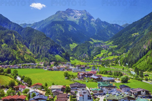 Mountain panorama with view of the edge of the village, Finkenberg and the Grinberg peaks 2884m, Mayrhofen, Zillertal, Zillertal Alps, Tyrol, Austria