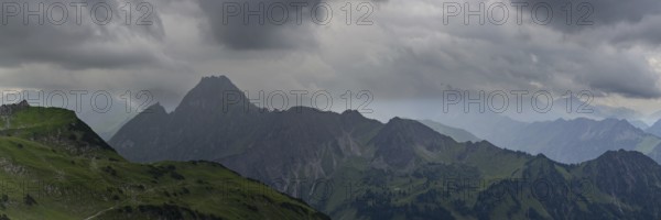Mountain panorama from Zeigersattel to Höfats 2259m, in the centre of the picture, partly in clouds, the Allgäu main ridge with Trettachspitze 2595m, Mädelegabel 2645m, Bockkarkopf 2609m and Hochfrottspitze 2649m, Allgäu Alps, Allgäu, Bavaria, Germany