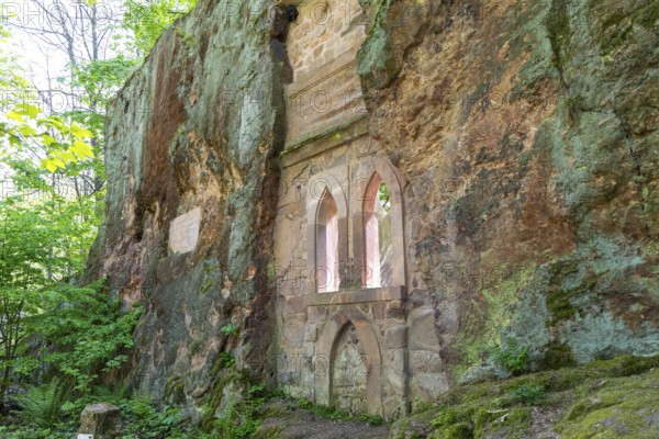 On the porphyry nature trail over the Rochlitzer Berg, so-called hermitage in the Seidelbruch, historic quarries, Rochlitz, Saxony, Germany