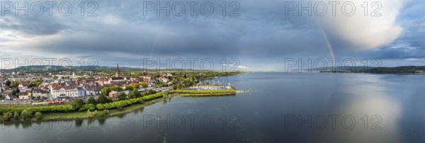 Luftbild, Panorama von der Stadt Radolfzell am Bodensee mit der Halbinsel Mettnau nach einem Gewitterschauer, rechts am Horizont die Halbinsel Höri und der Thurgauer Seerücken, über dem Horizont ein Regenbogen Landkreis Konstanz, Baden-Württemberg, Deutschlan
