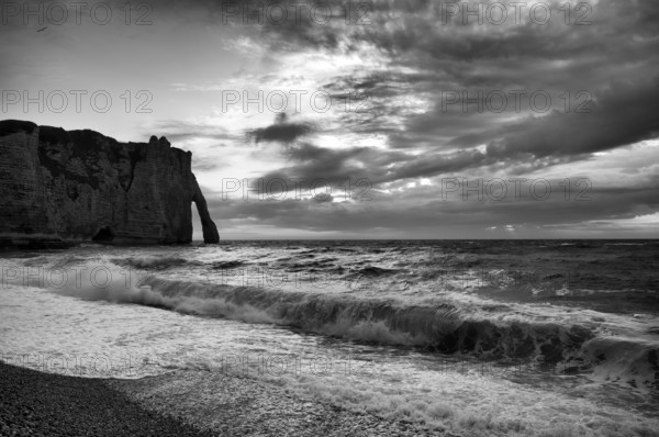 Surf in front of rock arch Falaise or Porte d'Aval, Étretat, sea, clouds, steep coast, cliffs, chalk cliffs, alabaster coast, La Côte d'Albâtre, black and white, Normandy, Seine-Maritime, France