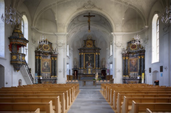 Innenaufnahme, Langhaus, Kanzel, Chorraum, Altar der 2025 renovierte Pfarrkirche St. Stephan, Kirche St. Stefan, Sempach, Kanton Luzern, Schweiz