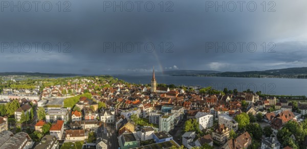 Luftbild, Panorama von der Stadt Radolfzell am Bodensee mit der historischen Altstadt und dem Radolfzeller Münster nach einem Gewitterschauer von der Abendsonne angestrahlt, am Horizont ein Regenbogen, Landkreis Konstanz, Baden-Württemberg, Deutschland