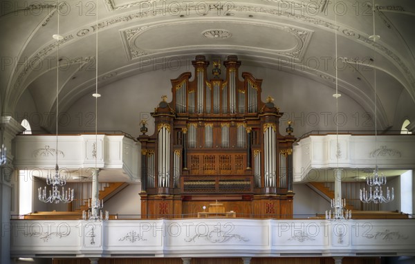 Innenaufnahme, Empore mit Orgel der 2025 renovierten Pfarrkirche St. Stephan, Kirche St. Stefan, Sempach, Kanton Luzern, Schweiz