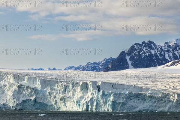 Glacier tongue, ice, edge in front of mountain peak, sea, Lillienhöökbreen, Spitsbergen, Svalbard