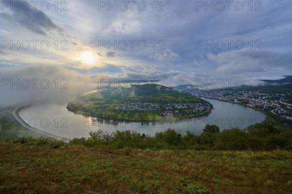 River landscape in peaceful morning mood, with clouds and gentle sun over hills, summer, Rhine bend Boppard, Gedeonseck, Boppard, Rhine, Rhine-Hunsrück district, Rhineland-Palatinate, Germany