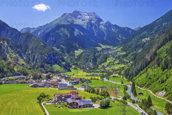Mountain panorama with view of Finkenberg and the Grinberg peaks 2884m, Mayrhofen, Zillertal, Zillertal Alps, Tyrol, Austria