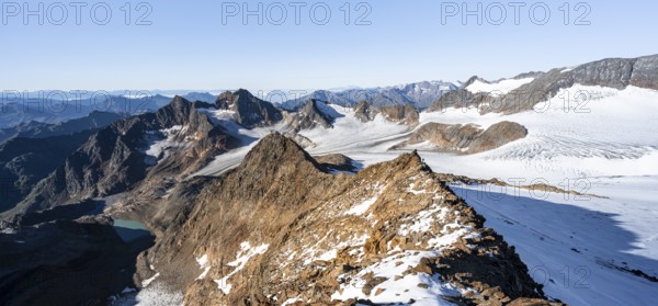 Rocky ridge on the Wilder Freiger mountain peak, behind Signal summit and Becher summit with Becherhaus, picturesque high mountain landscape, view of Übeltalferner glacier and rocky mountain peaks Königshofspitz and Sonklarspitze, Stubai Alps, South Tyrol, Italy