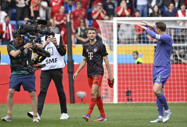 Farewell to Thomas Mueller FC Bayern Munich FCB (25) from the Bundesliga, TV team, goalkeeper Manuel Neuer FC Bayern Munich FCB (01) celebrates him, gesture gesture PreZero Arena, Sinsheim, Baden-Württemberg, Germany