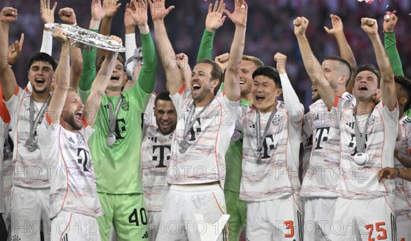 FC Bayern Munich FCB celebrates 34th championship title, championship celebration, championship trophy, trophy, cup, Harry Kane (09) Konrad Laimer (27) Min-jae Kim (03) Goalkeeper Jonas Urbig (40) Thomas Müller (25) Eric Dier (15) Aleksandar Pavlovic (45) Allianz Arena, Munich, Bayern, Germany