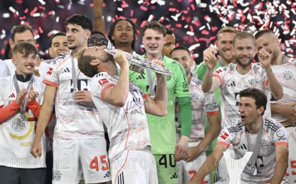 FC Bayern Munich FCB celebrates 34th championship title, championship celebration, championship trophy, trophy, cup, Harry Kane (09) kisses the trophy, goalkeeper Jonas Urbig (40) Thomas Müller (25) Aleksandar Pavlovic (45) Konrad Laimer (27) Allianz Arena, Munich, Bavaria, Germany