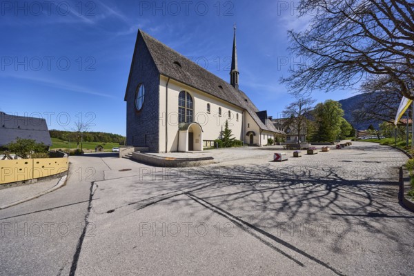 Parish church Bayerisch Gmain, church, trees, mountain landscape, hills, blue sky, cirrus clouds, cirrostratus clouds, streets, crossing Reichenhaller Straße with Kirchstraße, Bayerisch Gmain, district Berchtesgadener Land, Bavaria, Germany