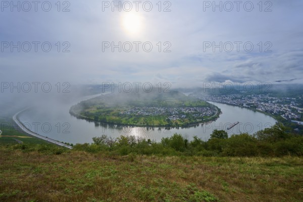 River bend under fog and with soft sunlight in the morning, surrounded by hills, summer, Rhine bend Boppard, Gedeonseck, Boppard, Rhine, Rhine-Hunsrück district, Rhineland-Palatinate, Germany