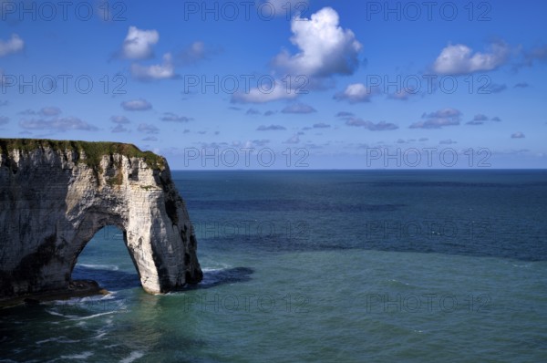 Rock arch Falaise or Porte La Manneporte, Étretat, sea, steep coast, cliffs, chalk cliffs, alabaster coast, La Côte d'Albâtre, Normandy, Seine-Maritime, France