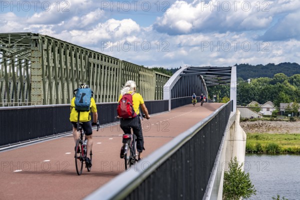 De Massover cycle path bridge, over the Meuse south of Nijmegen, near Cuijk, part of the MaasWaalpad long-distance cycle path, 12 km between Nijmegen and Cuijk, built in 2021, for 15 million euros, Meuse river crossing for cyclists and pedestrians, part of a cycle path network, used by many commuters, next to a railway bridge, Netherlands