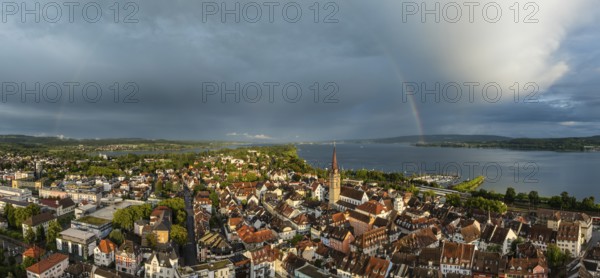 Luftbild, Panorama von der Stadt Radolfzell am Bodensee mit der historischen Altstadt und dem Radolfzeller Münster nach einem Gewitterschauer von der Abendsonne angestrahlt, am Horizont ein Regenbogen, Landkreis Konstanz, Baden-Württemberg, Deutschland