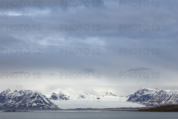 Mountain range, snow, sea, Bamsebu, Spitsbergen, Svalbard